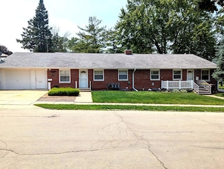 1102 S Pine Ave, Freeport, IL 61032