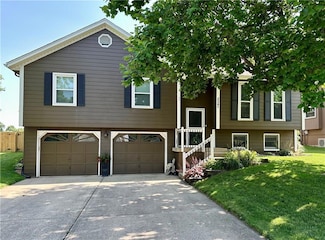 2541 NE Dale Hunter Ln, Lees Summit, MO 64086
