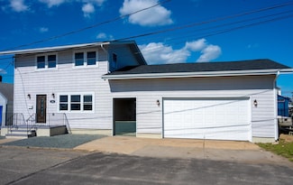886 S 8th St, Lindenhurst, NY 11757