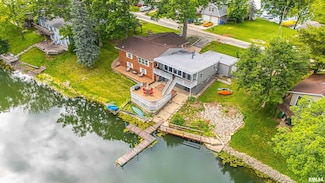 327 Elm Ln, Petersburg, IL 62675
