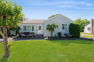 118 Pine Neck Ave, East Patchogue, NY 11772