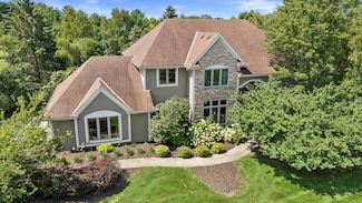 787 Red Oak Dr, Oconomowoc, WI 53066