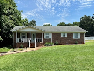 492 Stuart St, Ramseur, NC 27316