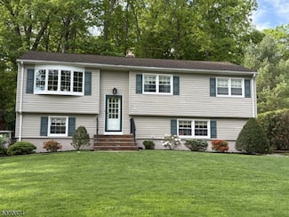 66 Overlook Rd, Bloomingdale, NJ 07403