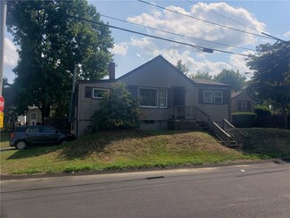 4 Prior St, Warwick, RI 02889