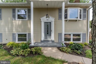 14271 Silverdale Dr, Woodbridge, VA 22193