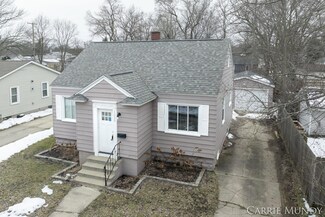1235 Woodlawn Ave, Grand Haven, MI 49417
