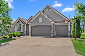 513 NE Wenonga Place, Lees Summit, MO 64064