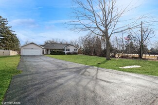2065 Walnut Cir, Northbrook, IL 60062