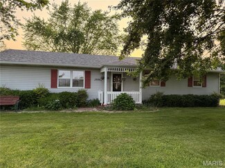 16962 Meadow Ln, Carlinville, IL 62626