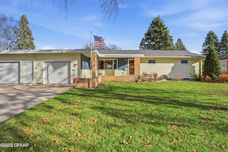 2903 Clover Dr, Grand Forks, ND 58201