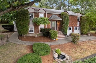 17 Fieldstone Dr, Woburn, MA 01801