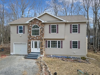 7500 Crestview Dr, Tobyhanna, PA 18466