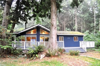 470 Greenwood Dr, Point Roberts, WA 98281