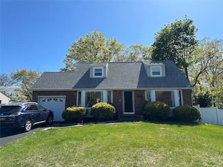 14 Somers Ln, ComMacK, NY 11725
