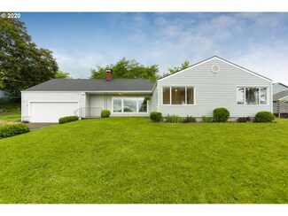 920 SW 9th St, Dundee, OR 97115