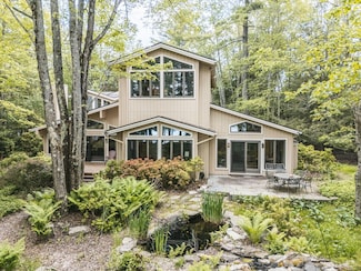 5290 Woodland Ave, Pocono Pines, PA 18350