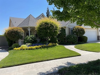 370 Trenton Ave, Clovis, CA 93619