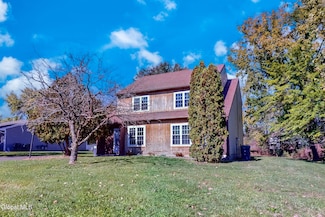 31 Suncrest Dr, Waterford, NY 12188