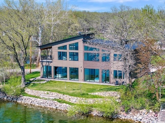 2411 Lakeshore Dr, Milford, IA 51351