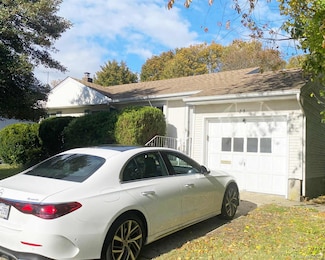 25 Margaret Dr, Plainview, NY 11803