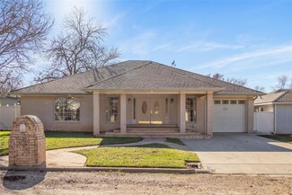 312 Hollywood Dr, Coleman, TX 76834