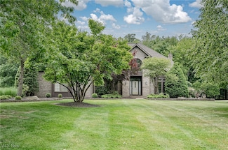 2950 Lamplight Ln, Willoughby Hills, OH 44094