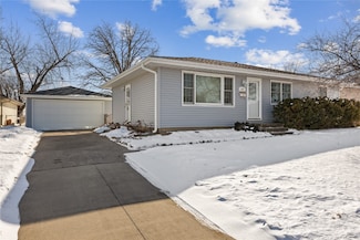 1021 Eisenhower Rd, Hiawatha, IA 52233