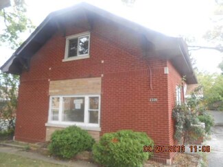 2335 S 17th Ave, Riverside, IL 60546