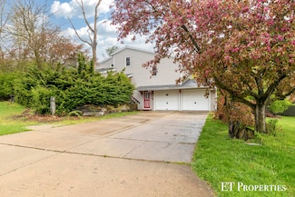 4067 Summit View Dr NE, Grand Rapids, MI 49525