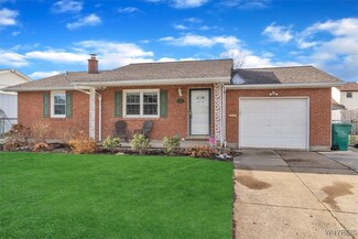1670 Caravelle Dr, Niagara Falls, NY 14304