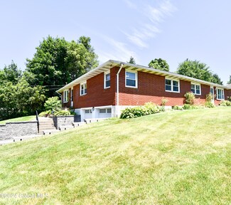34 Quarry Dr, Albany, NY 12205