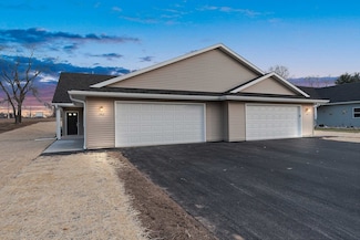 542 River Dr, Berlin, WI 54923