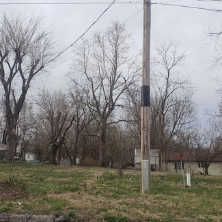 312 W 11th St, Mountain Grove, MO 65711