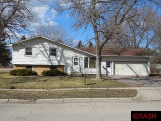 319 3rd St SW, Madelia, MN 56062