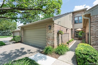 1899 Burning Bush Ct, Rochester Hills, MI 48309