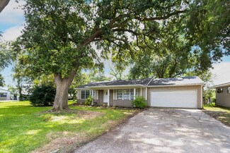 8749 Cloverdale St, Beaumont, TX 77705