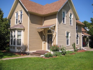 202 S Wacouta Ave, Prairie Du Chien, WI 53821