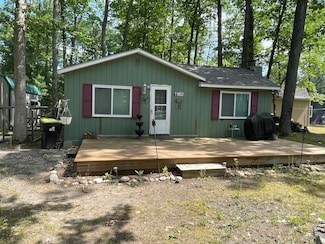 11052 W Higgins Lake Dr, Roscommon, MI 48653
