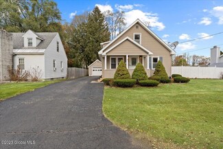 8 Dover Dr, Schenectady, NY 12303