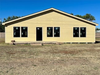 114 Drummond St, Tye, TX 79563