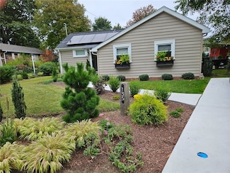 135 Namquid Dr, Warwick, RI 02888