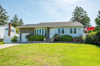 105 Graywood Ct, West Islip, NY 11795