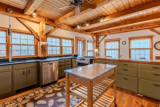 1098 W Sandgate Rd, Arlington, VT 05250