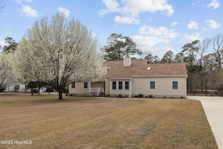 415 Hillcrest Dr, Morehead City, NC 28557