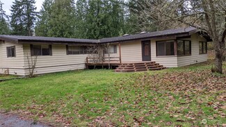 3925 Goldfinch Ln, Clinton, WA 98236