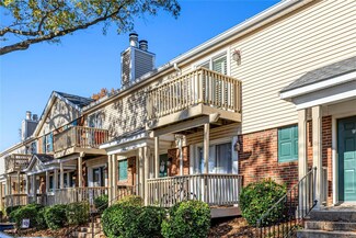 9121 N Swan Cir, Saint Louis, MO 63144