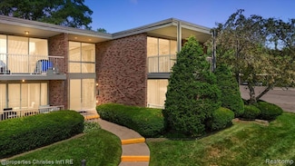 4049 W Maple Rd, Bloomfield Hills, MI 48301