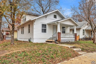 2016 SW 12th St, Topeka, KS 66604