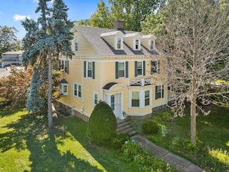 702 E Montgomery St, Knoxville, IA 50138